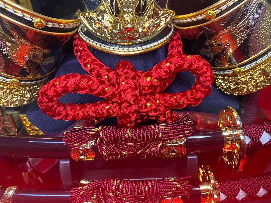 五月人形　彫金貫前兜飾り　パノラマアクリルケース入