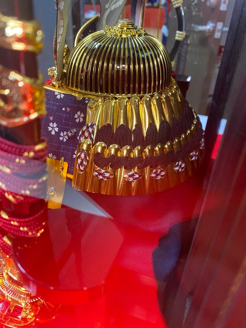 五月人形　彫金貫前兜飾り　パノラマアクリルケース入