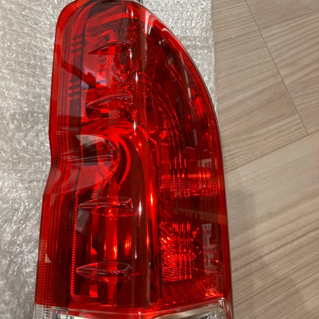 トヨタ200系ハイエース純正テールランプ　左　A045053