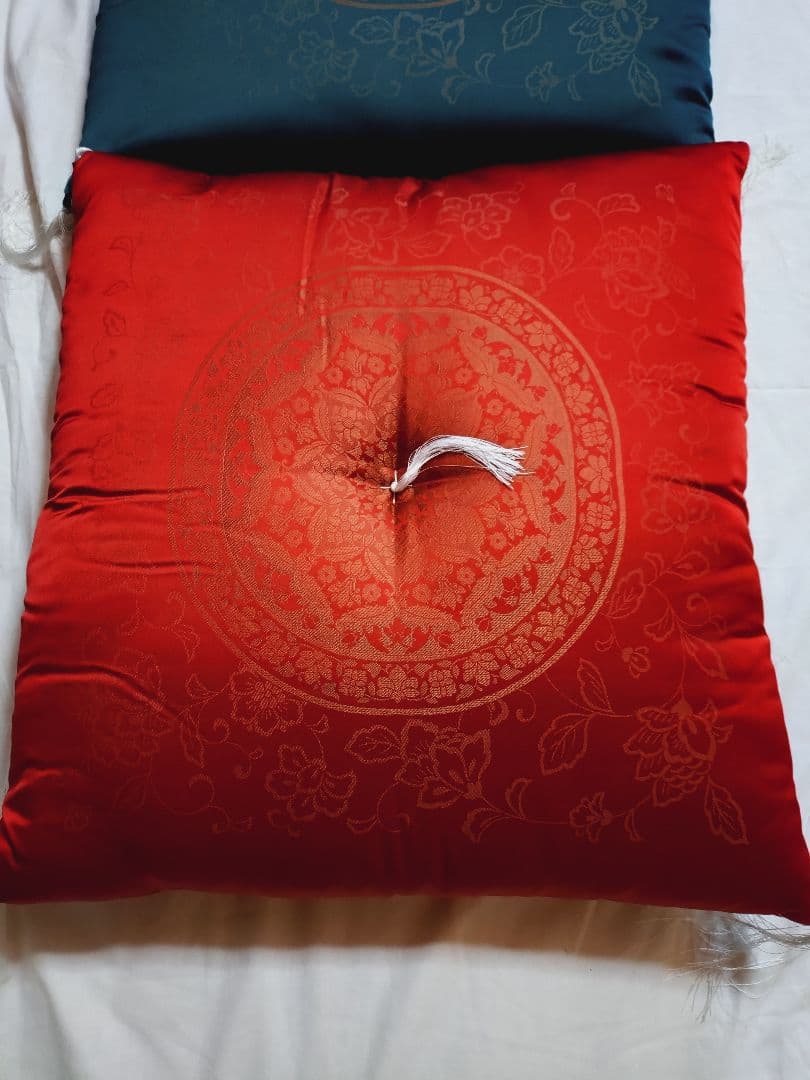 【新品　未使用】高級婚礼座布団　刺繍　深緑、赤　2枚組