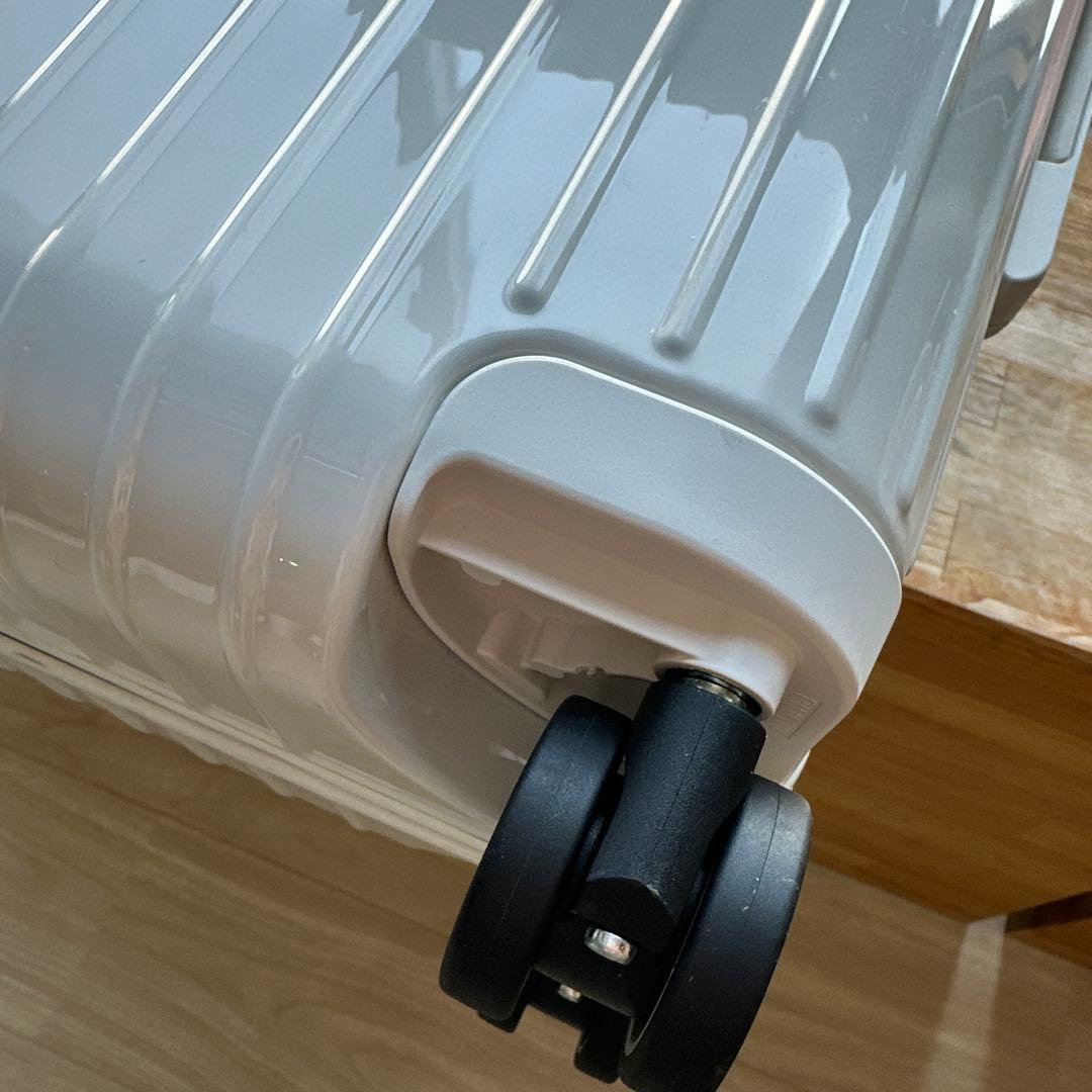 RIMOWA ESSENTIALキャビンS(ホワイト4輪)
