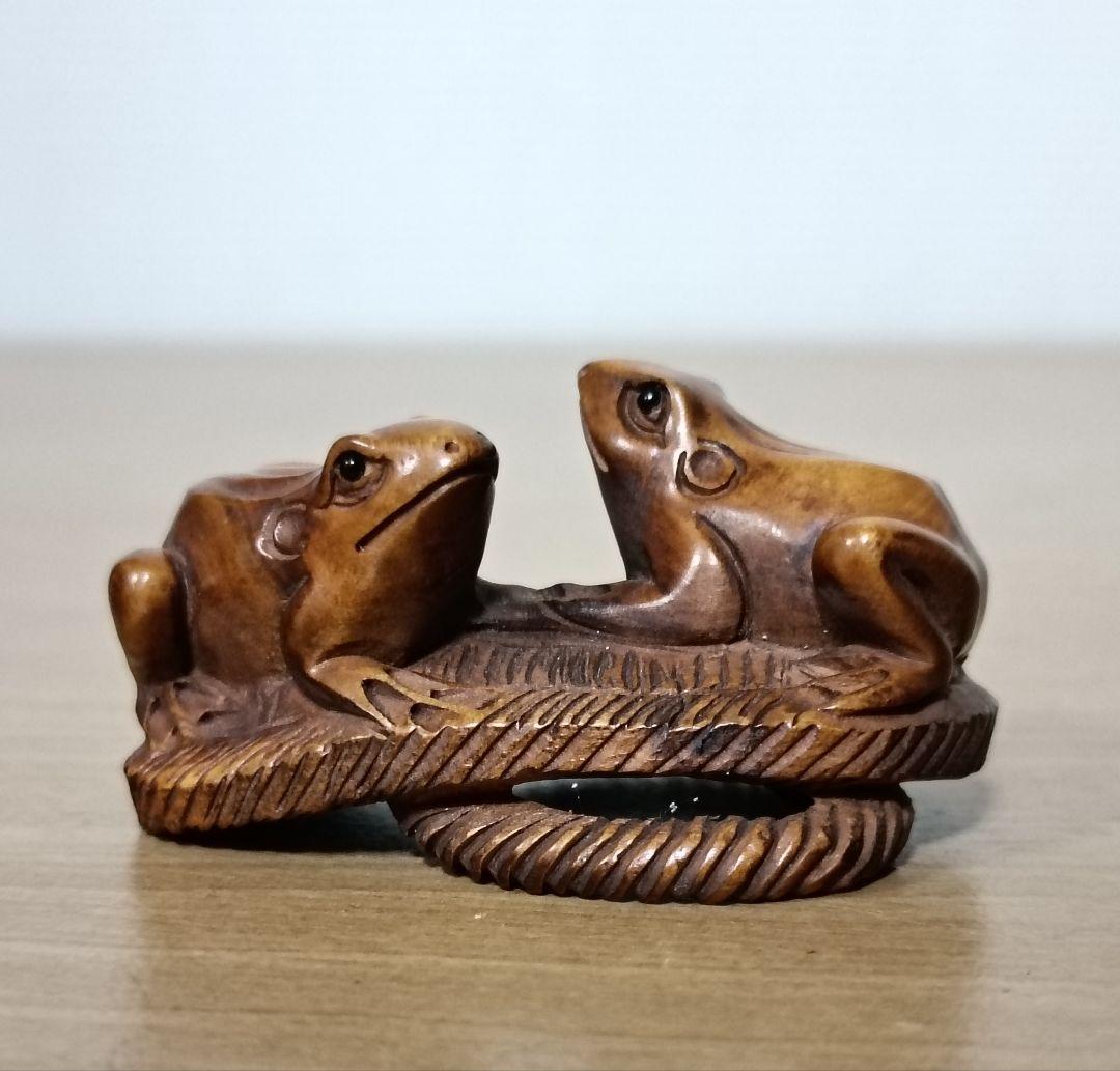 己山銘 木彫 草履に蛙一対根付　木箱付　根付　提物