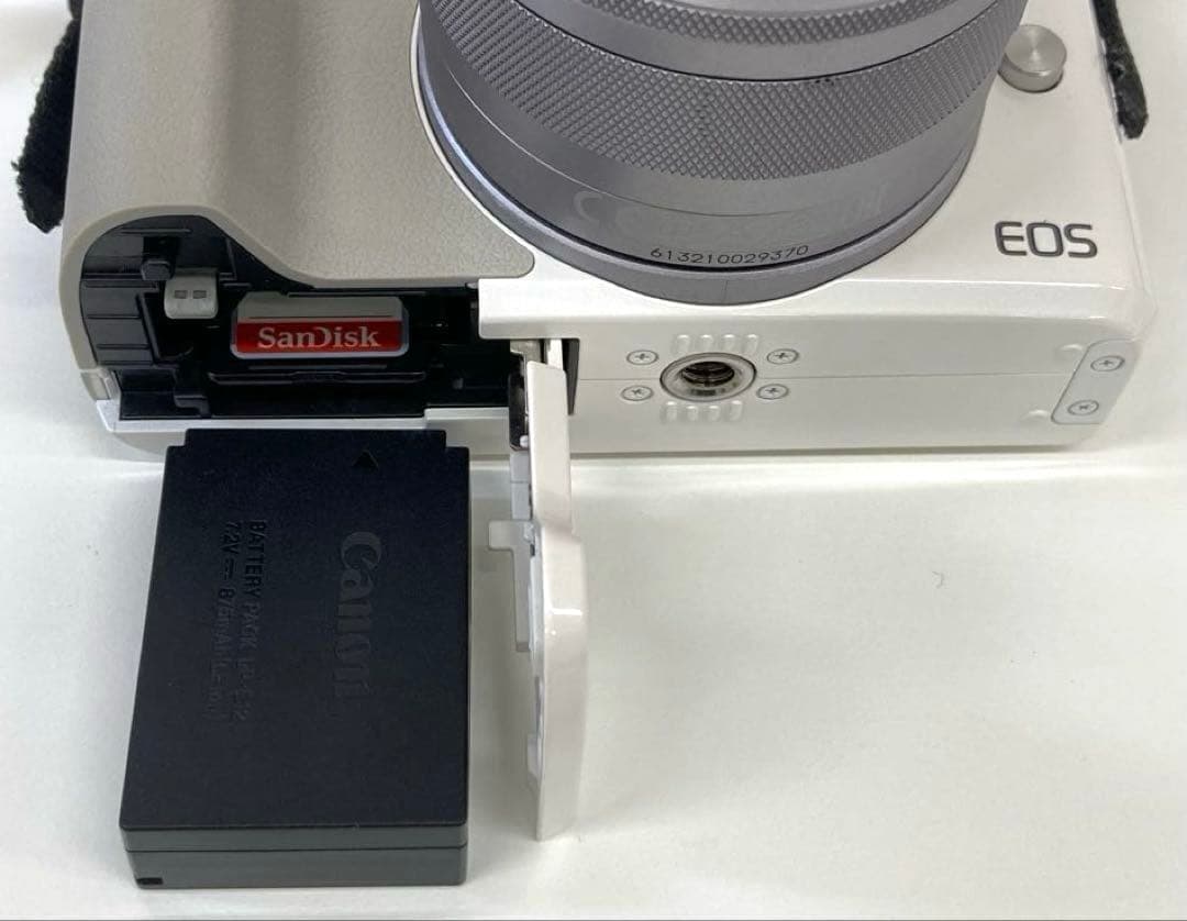 Canon キャノン EOS Kiss M ホワイトミラーレス一眼カメラ