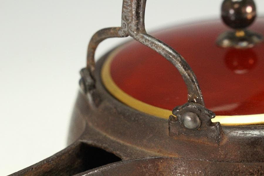 古鉄 持ち手 唐草 銀象嵌 瓶 注器 鉄瓶 銀摘 金縁朱塗蓋(K-XA811)