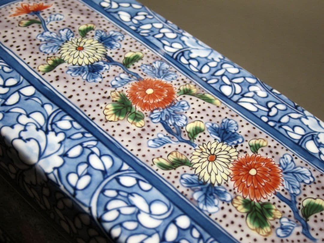 源右衛門窯　染錦間取菊牡丹絵　角花瓶　保存品　共箱　廃盤品　有田焼　色絵付　花生