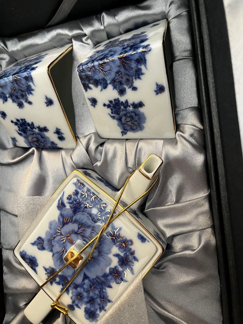 青い花柄の茶器