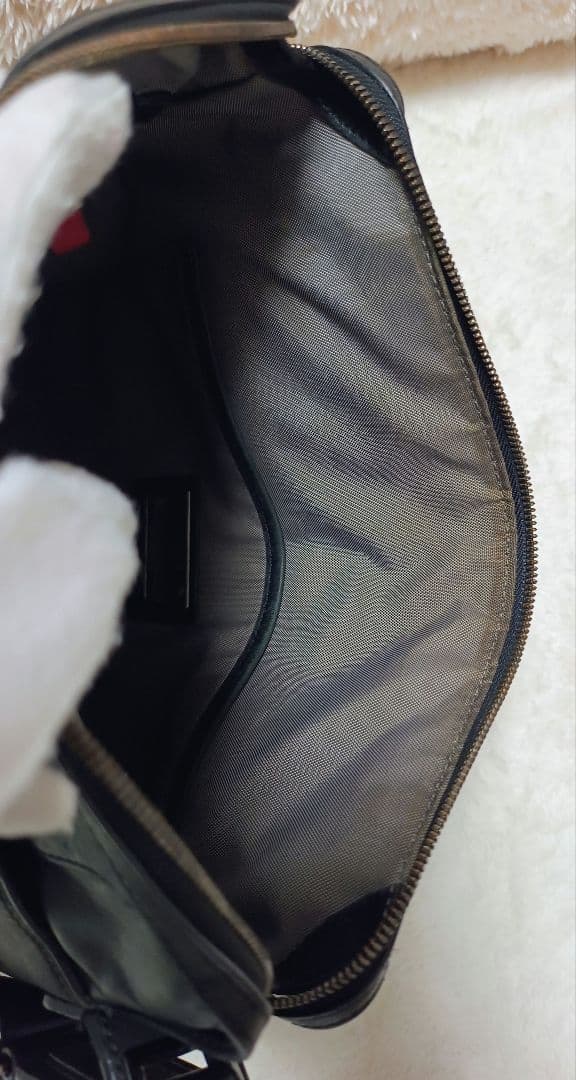 TUMI トゥミ ブラック レザーショルダーバッグ エンボス 型押し