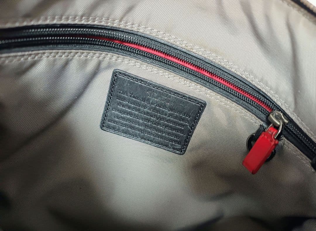 TUMI トゥミ ブラック レザーショルダーバッグ エンボス 型押し