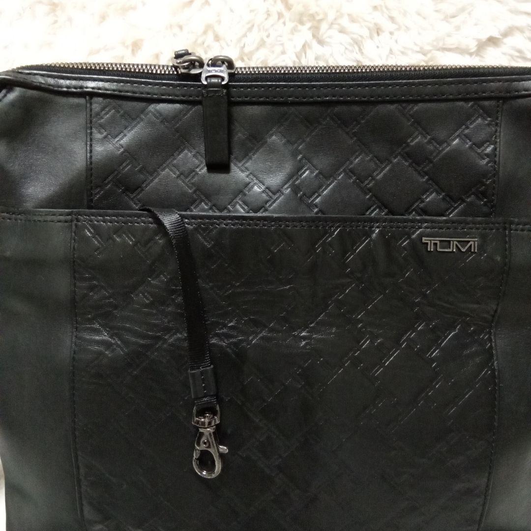 TUMI トゥミ ブラック レザーショルダーバッグ エンボス 型押し