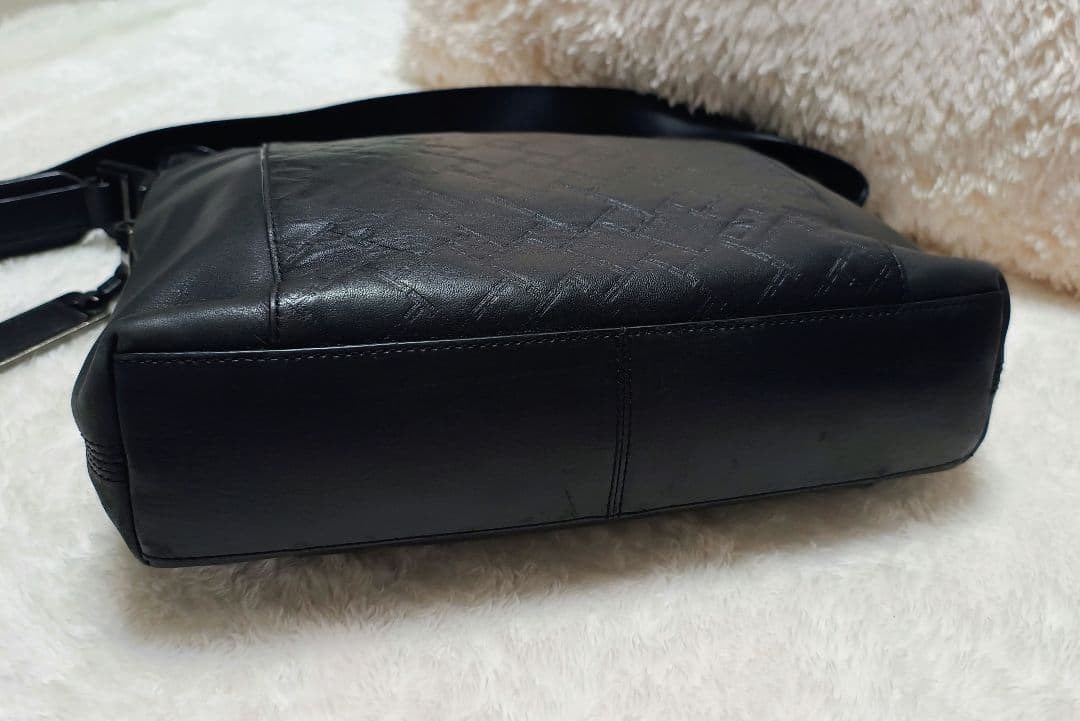 TUMI トゥミ ブラック レザーショルダーバッグ エンボス 型押し