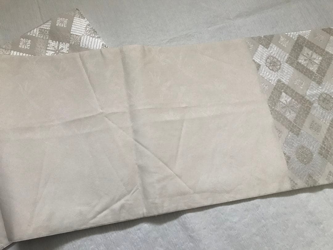 とっても使い勝手の良い白とシルバーの袋帯　正絹