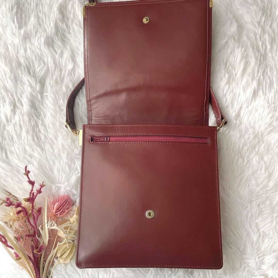 Cartier マストライン ロゴ型押し ボルドー フラップ ショルダーバッグ