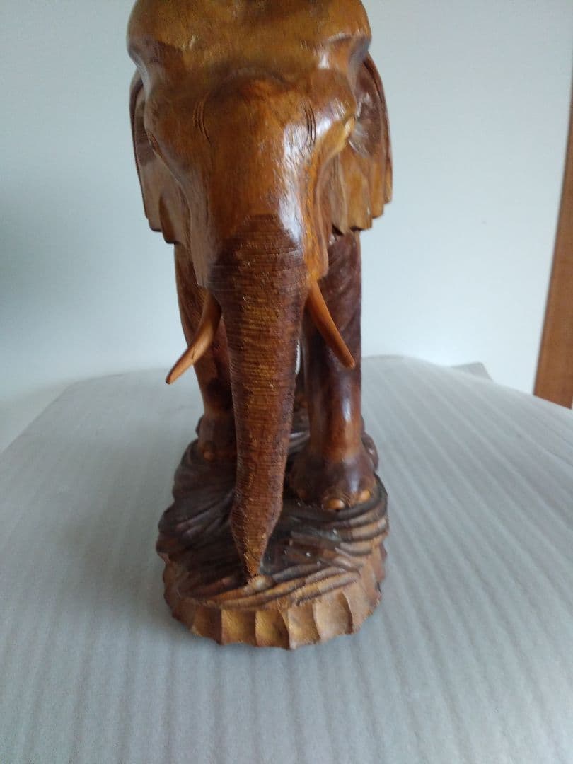 木彫りの大きい象チーク材