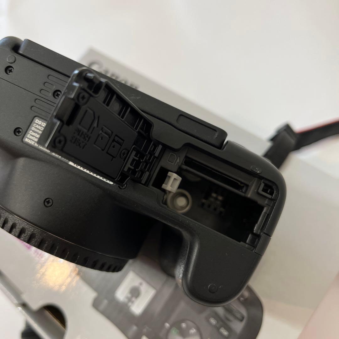 Canon EOS Kiss x10 一眼レフカメラ　EF-S18-55レンズ付