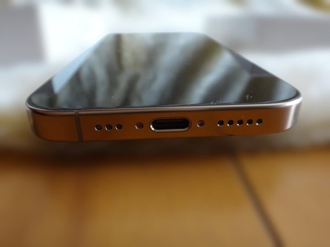 【中古美品】iPhone 16 Pro デザートチタニウム 128GB 95%