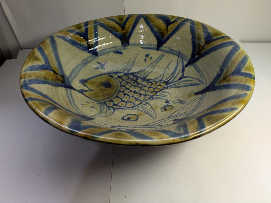 【真　作】沖縄壺屋焼、仁王窯、小橋川仁王作、『魚文飾鉢』、皿立付、箱無