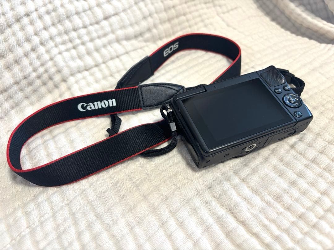 【美品】Canon ミラーレス一眼カメラ EOS M100 ＋単焦点レンズ