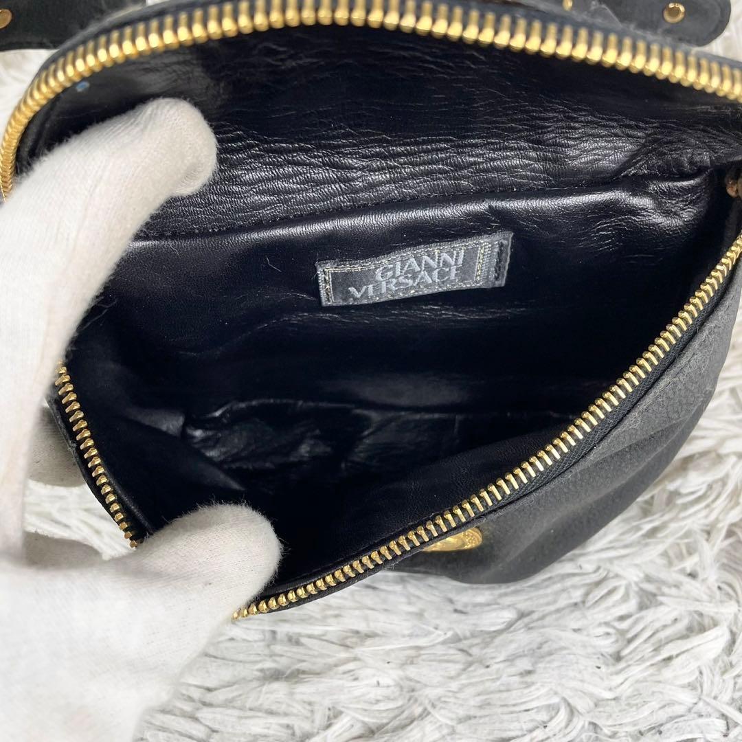 美品 ヴェルサーチ レザー ボディバッグ ロゴ金具 メデューサ ファスナー 黒