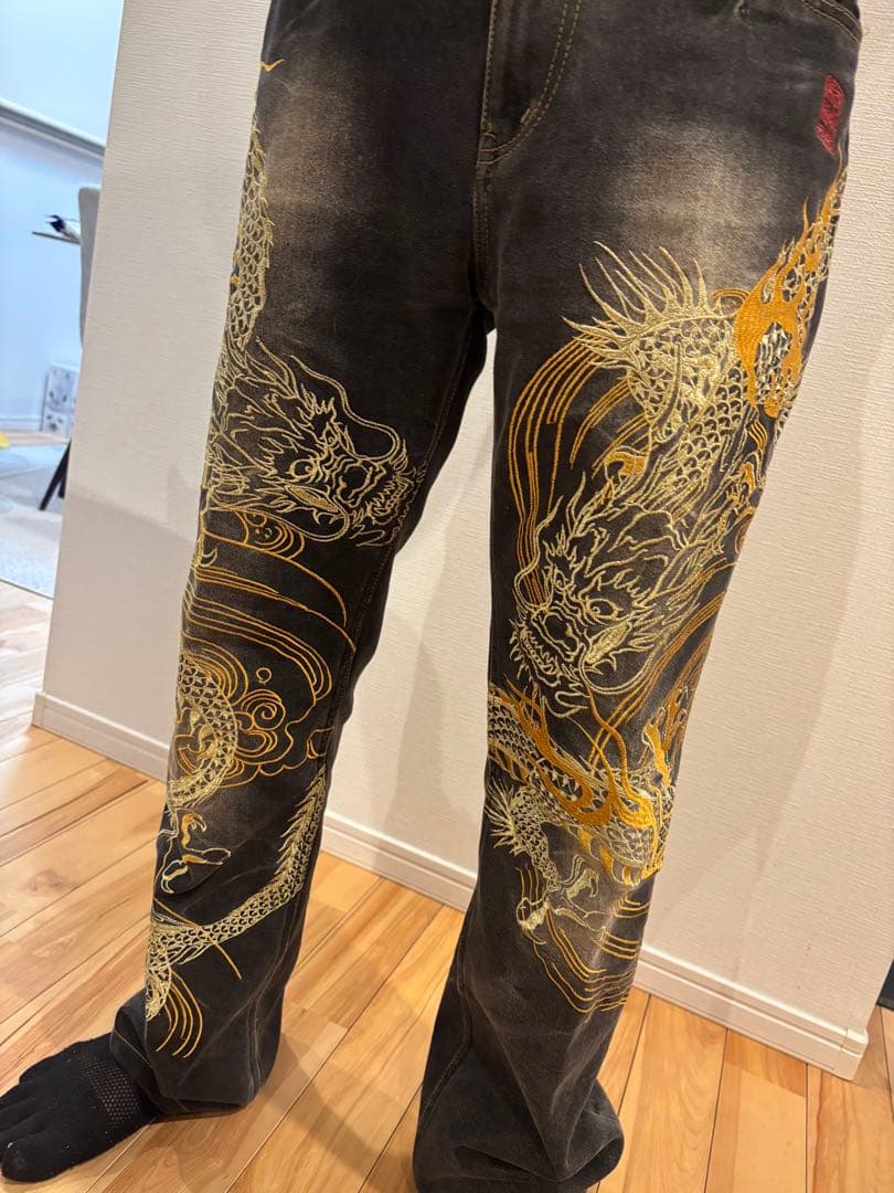お値下げ　絡繰魂　金糸 刺繍ドラゴン刺繍 黒 ストレートパンツ