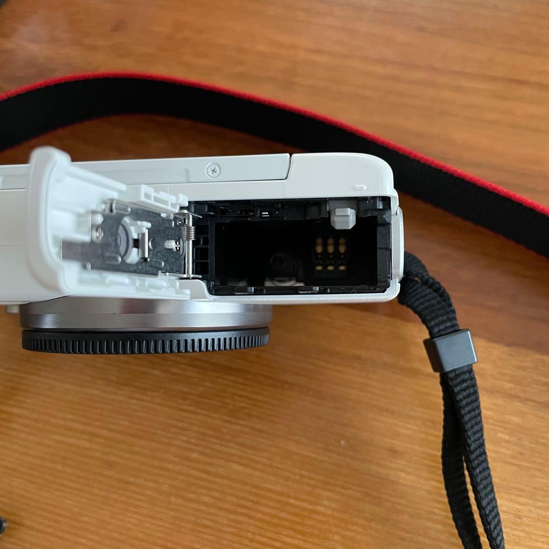 Canon EOS M100 ホワイト ダブルレンズキット　おまけ付き