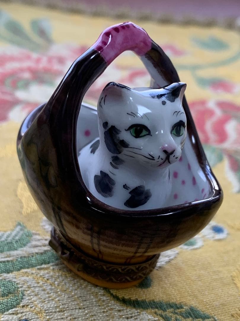 リモージュボックス　フランス製　バスケットに猫が入ってる可愛い小物入れ！