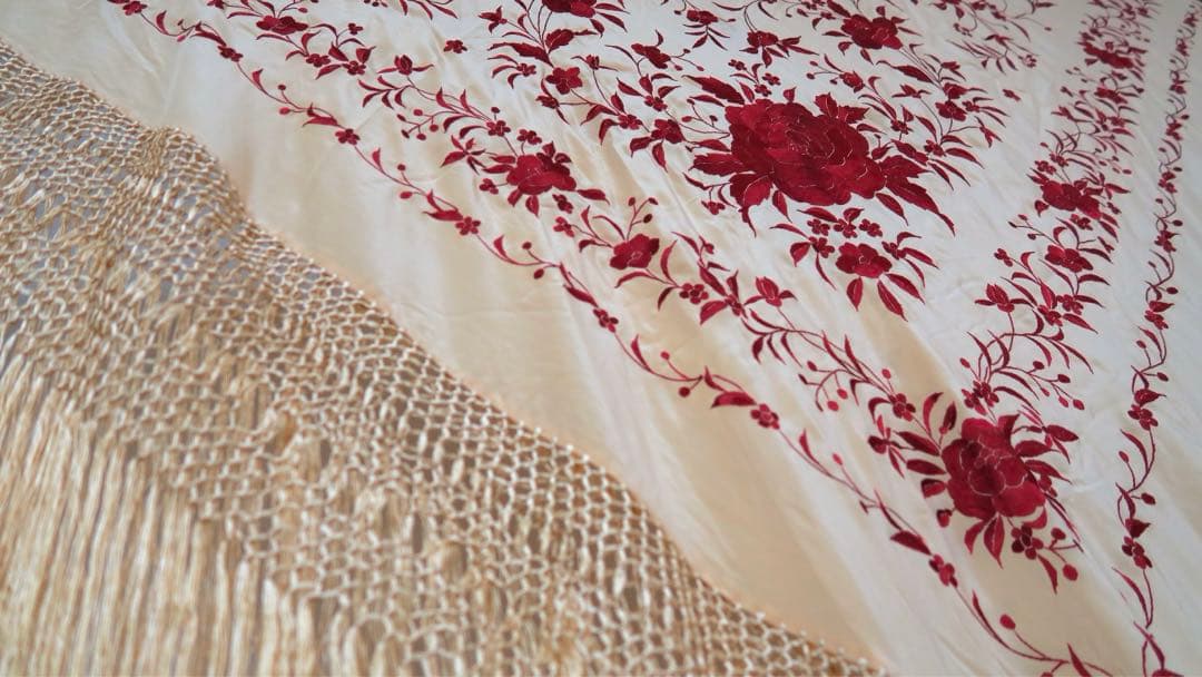 [新品] シルク製マントン　淡いベージュxボルドー(赤)刺繍　年内だけの特価‼️