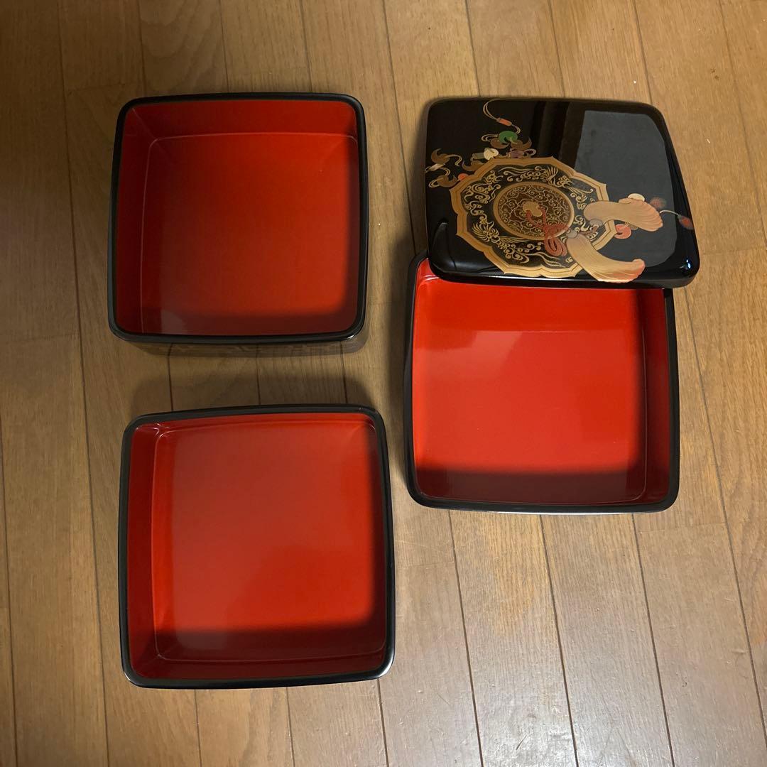 伝統的な輪島塗　黒漆の3段重箱と重台のセット