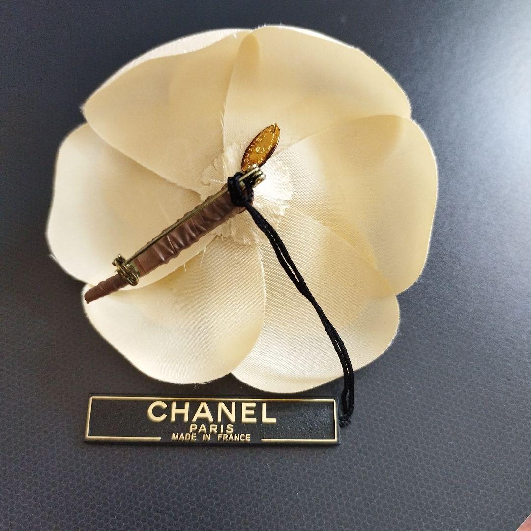 CHANEL フラワーブローチ クリーム色