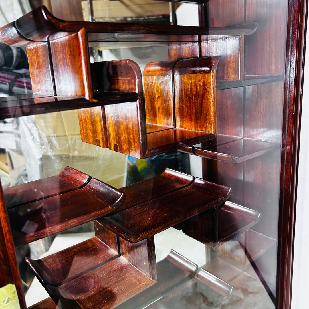 【美品】葡萄彫刻 木製ディスプレイ キャビネット 背面ミラー 唐木 飾り棚 骨董