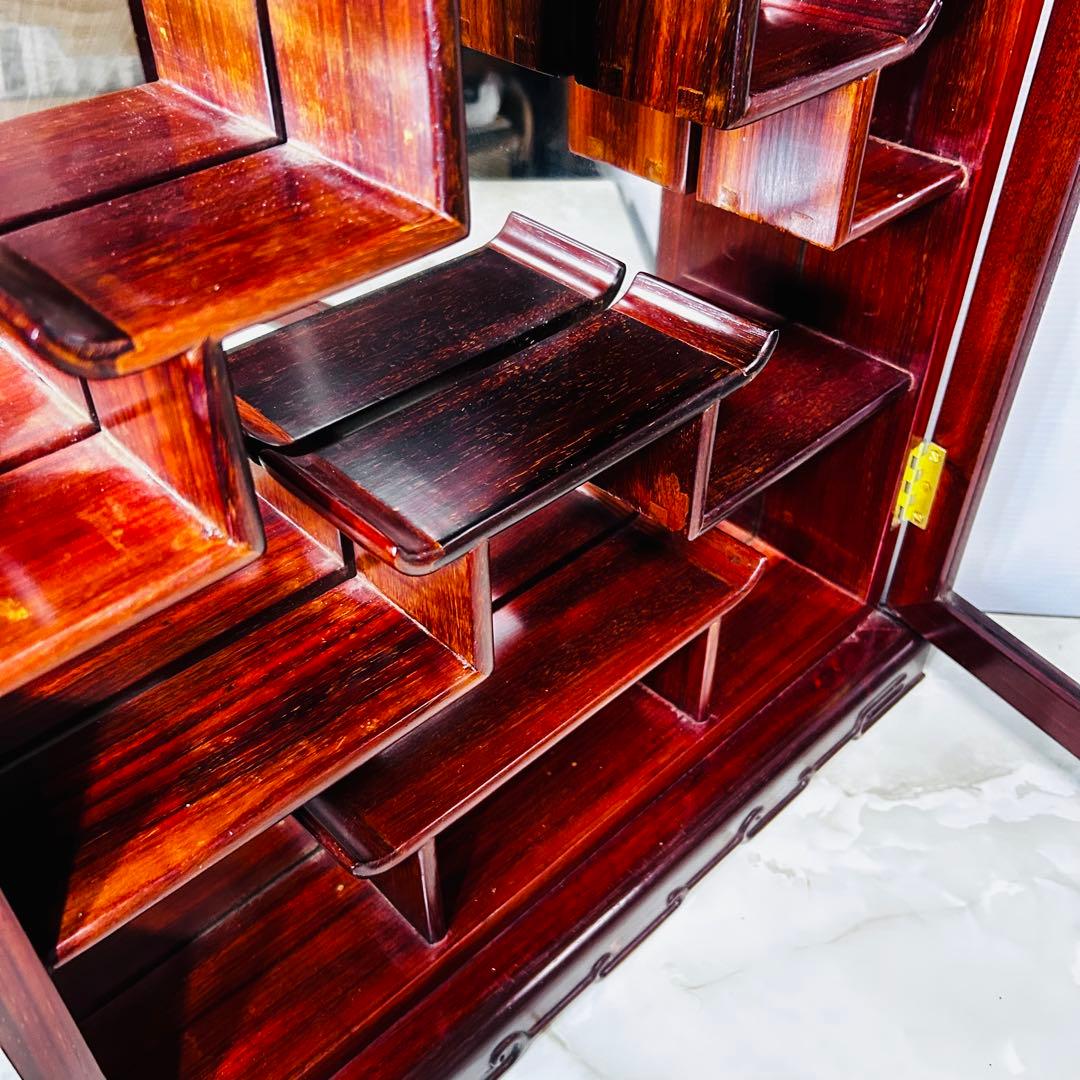 【美品】葡萄彫刻 木製ディスプレイ キャビネット 背面ミラー 唐木 飾り棚 骨董