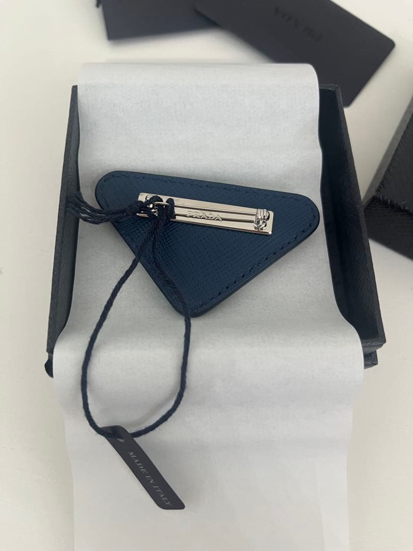 正規品　新品未使用　PRADA ネイビー　トライアングル　レザーブローチ