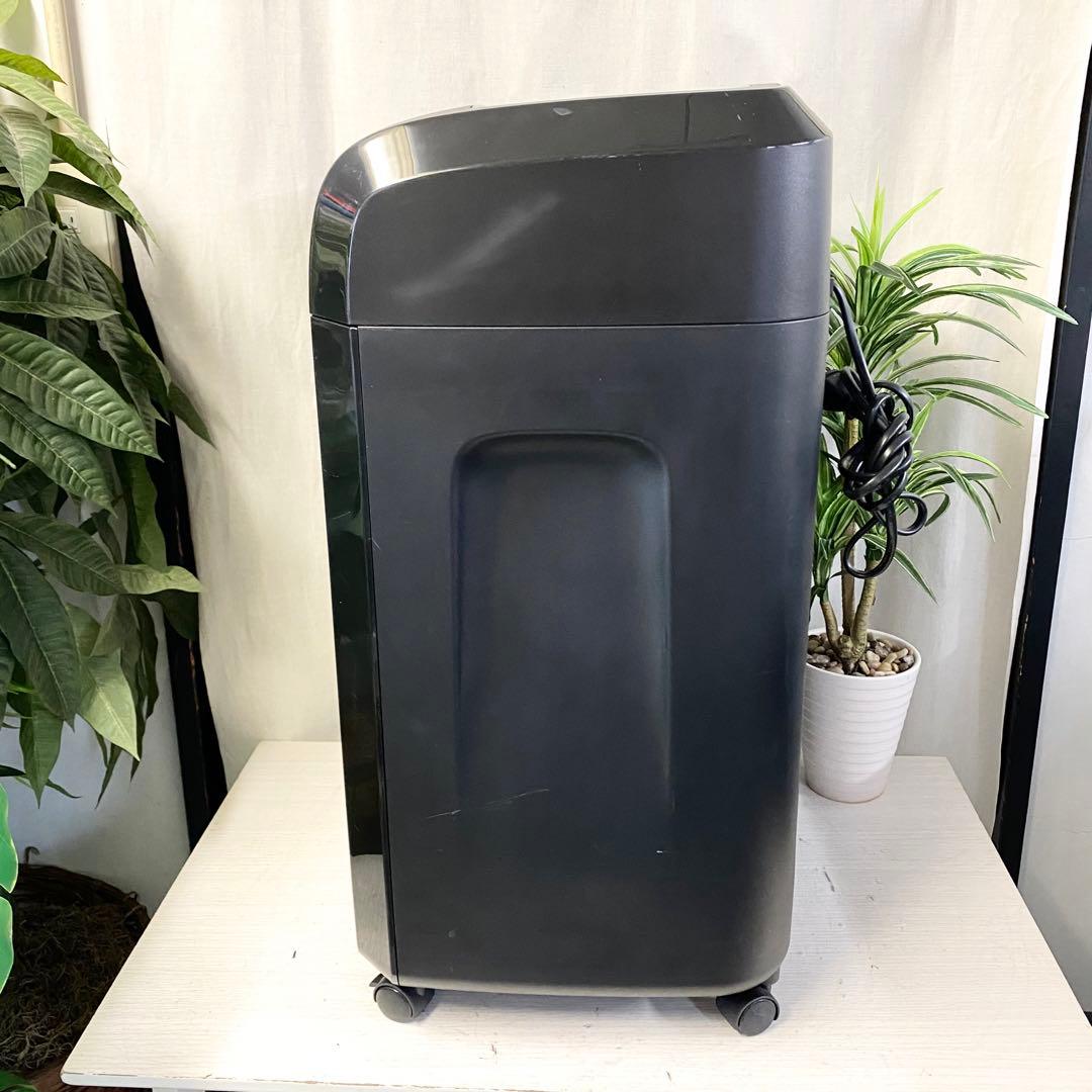 30Lでタップリ細断可能！デスクサイドシュレッダー