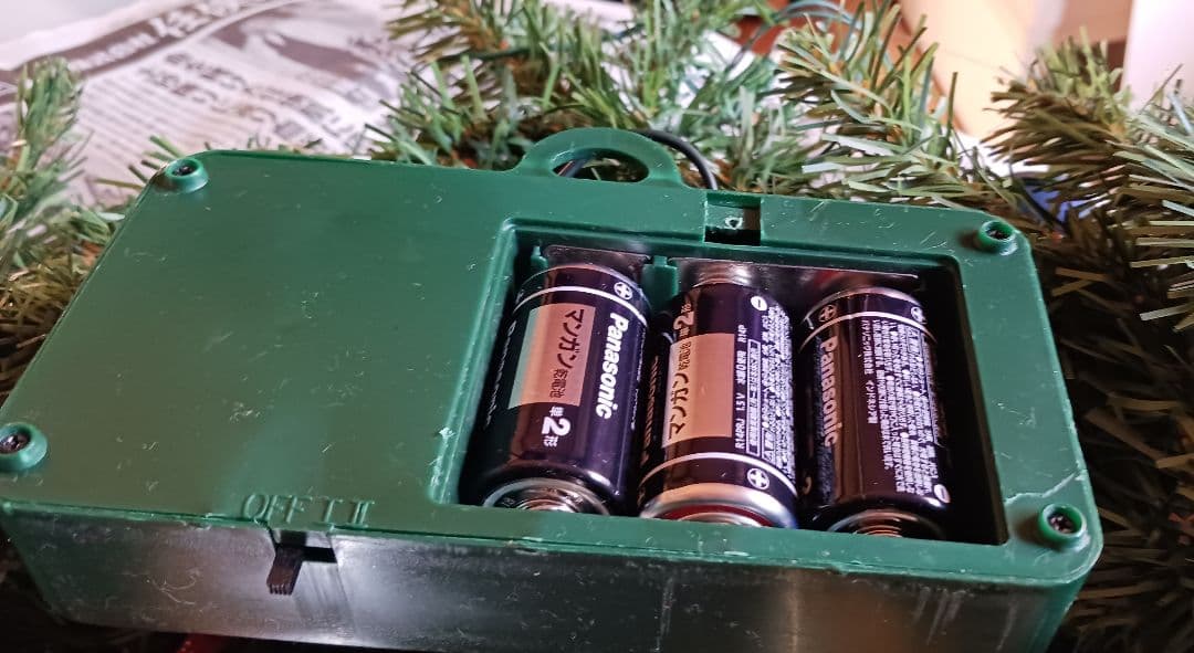 アーチストの制作した　クリスマスリース音楽がなります