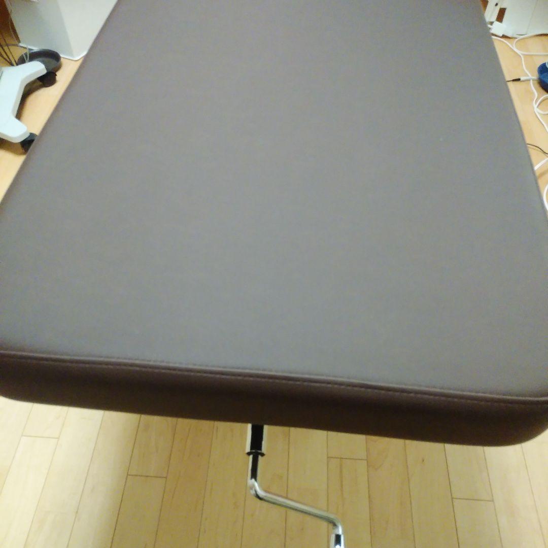 エステ・マッサージ施術 アームレスト付きベッド