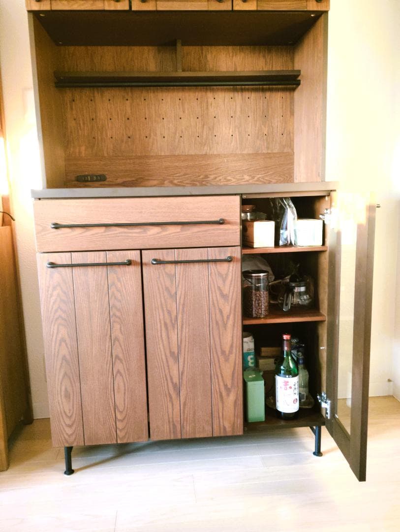 【送料込】【美品】コンセント付きでトースターや電気ポットも置ける木製カップボード