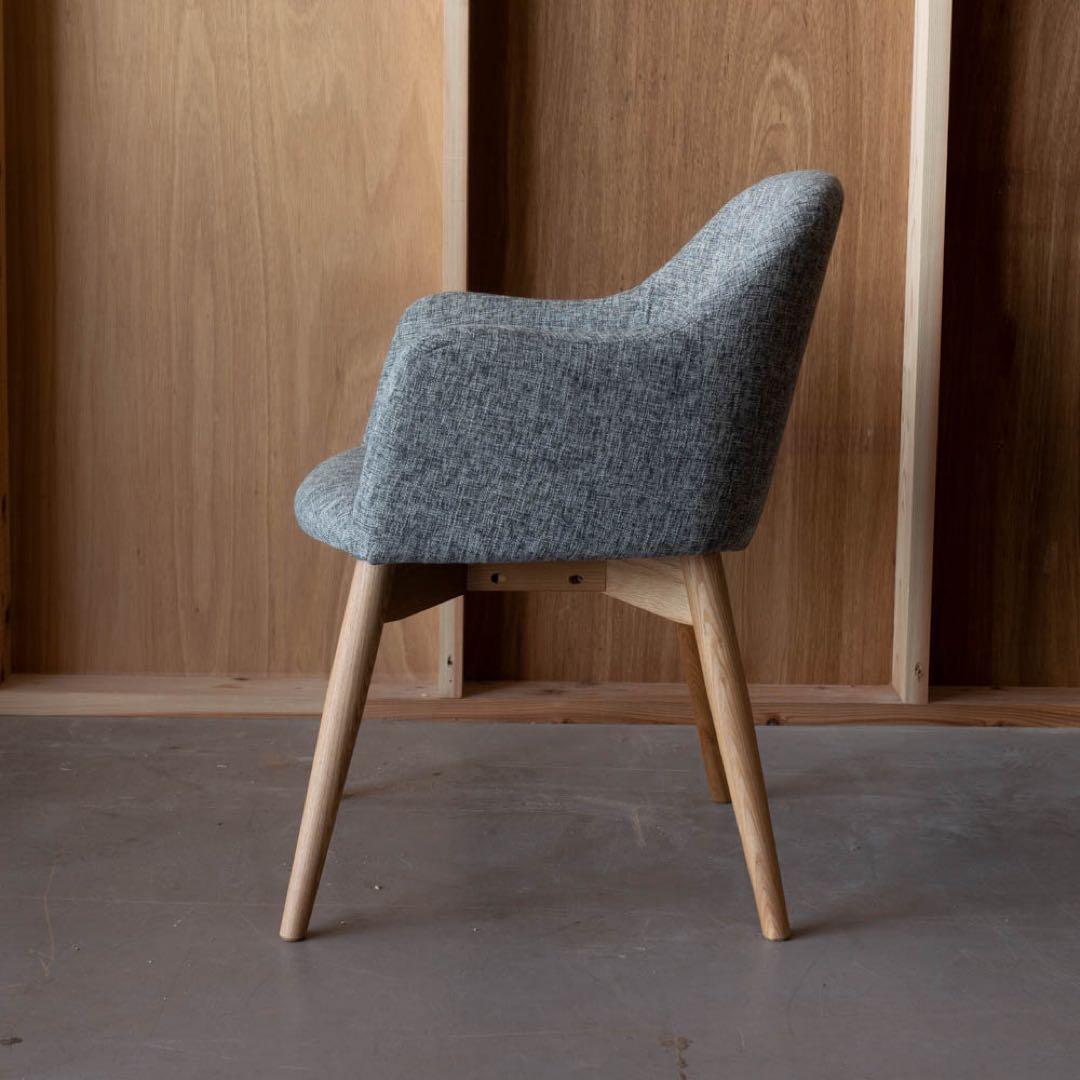 グレー 布張り アームチェア 木製脚