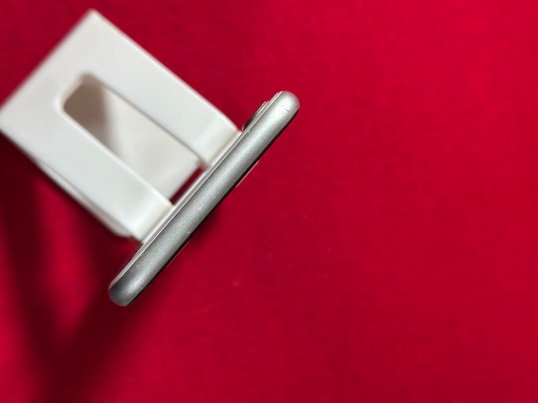 【9701】iPhone SE3第3世代スターライト 64GB simフリー