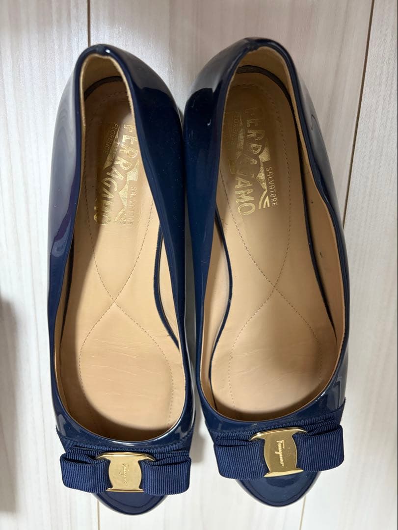 フェラガモ　ヴァリナ 8Cネイビー　紺　エナメル