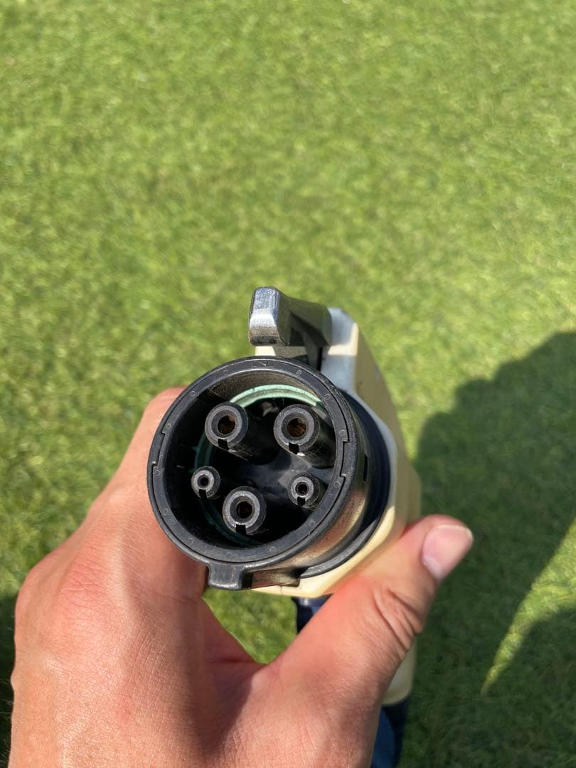 NISSAN 充電ケーブル　日産リーフ使用