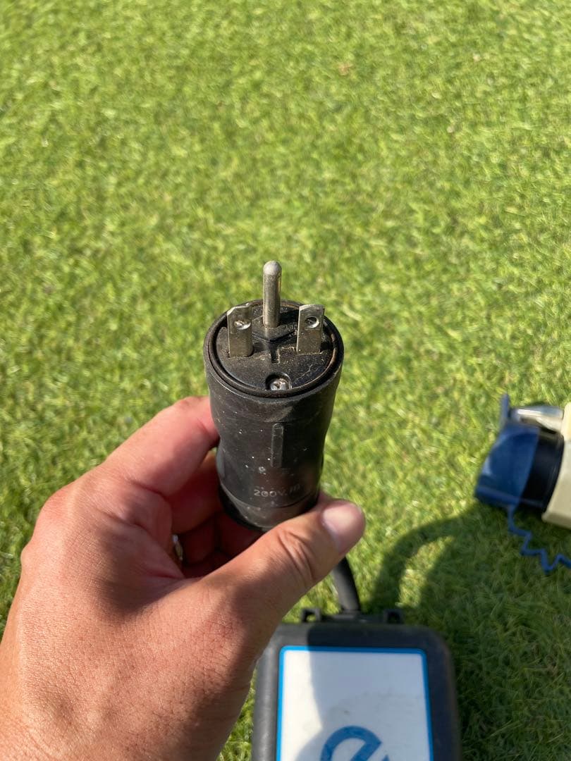 NISSAN 充電ケーブル　日産リーフ使用