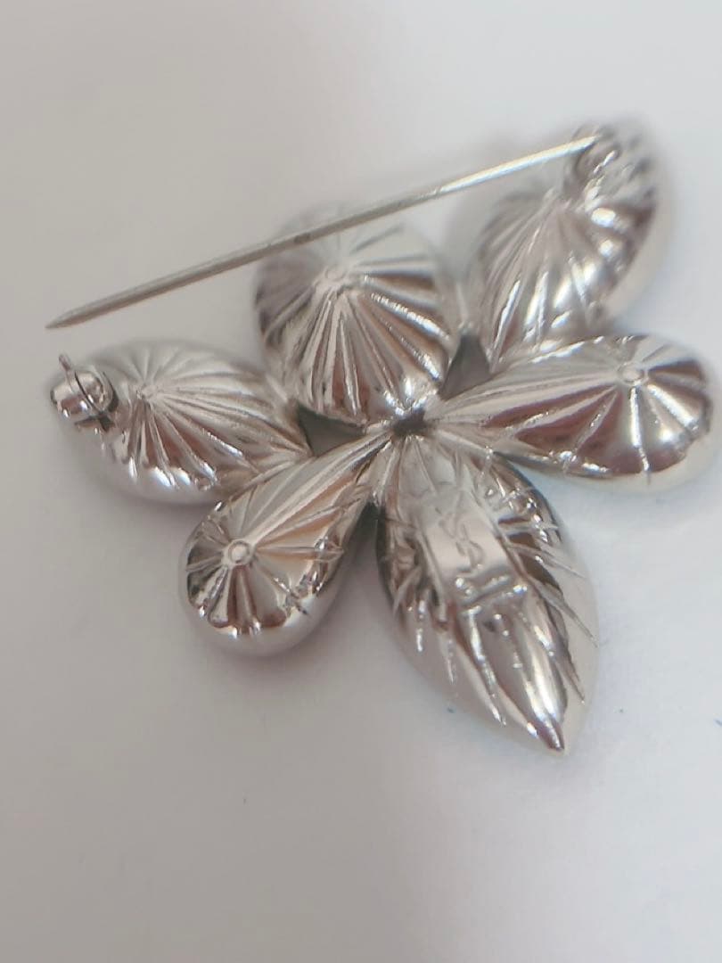 イヴサンローランYVESSAINTLAURENT ピンブローチ　ヴィンテージ