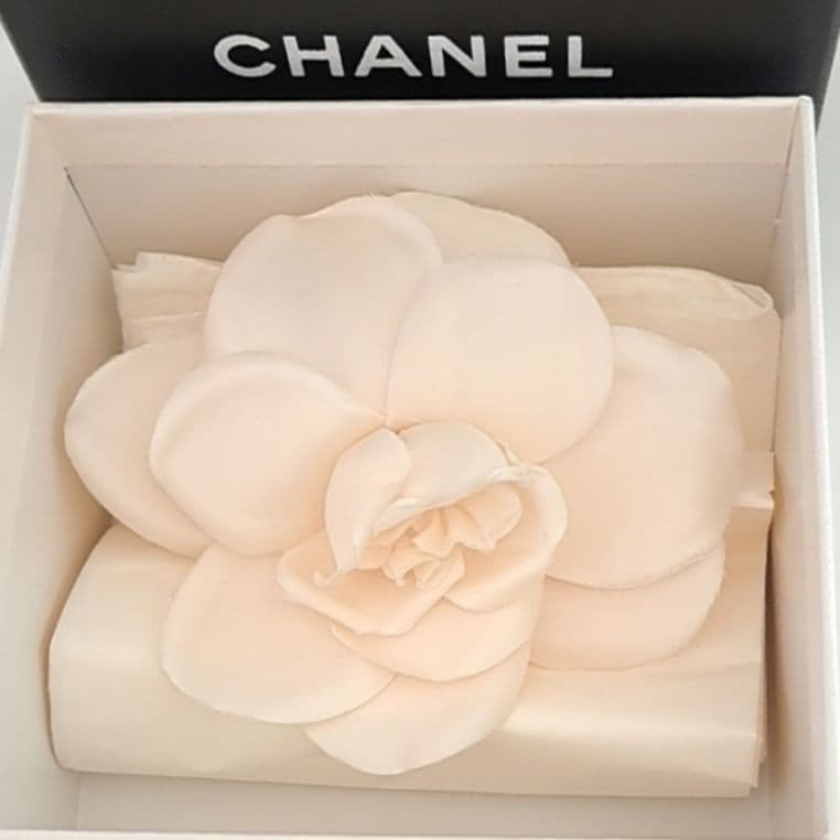 シャネル カメリア ブローチ コサージュ箱付 ホワイト 入学式・卒業式等