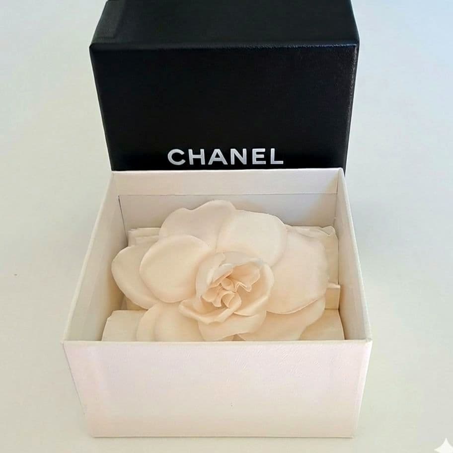 シャネル カメリア ブローチ コサージュ箱付 ホワイト 入学式・卒業式等