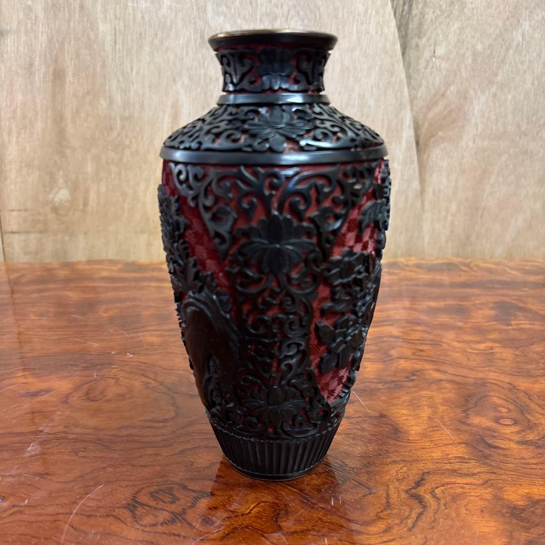 黒赤彫刻花模様花瓶　中国　堆黒　0117o46