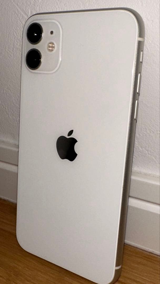 iPhone 11 ホワイト 128GB 本体【カメラ片方ヒビ・SIMフリー】