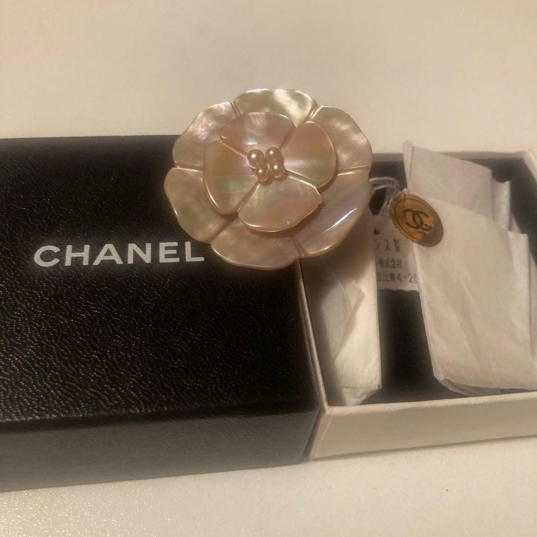 CHANEL カメリア　シェルブローチ