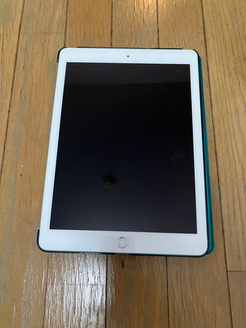 iPad(第6世代)128GB ホワイト本体 青色カバー付き