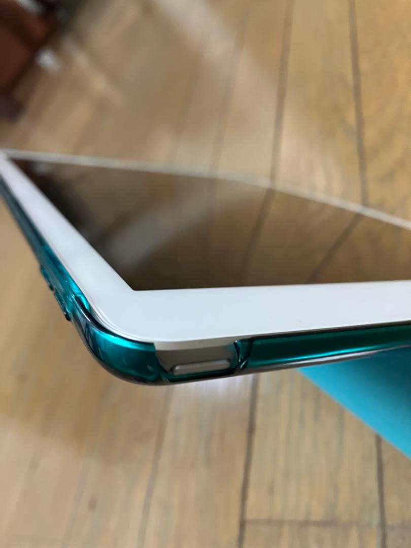 iPad(第6世代)128GB ホワイト本体 青色カバー付き