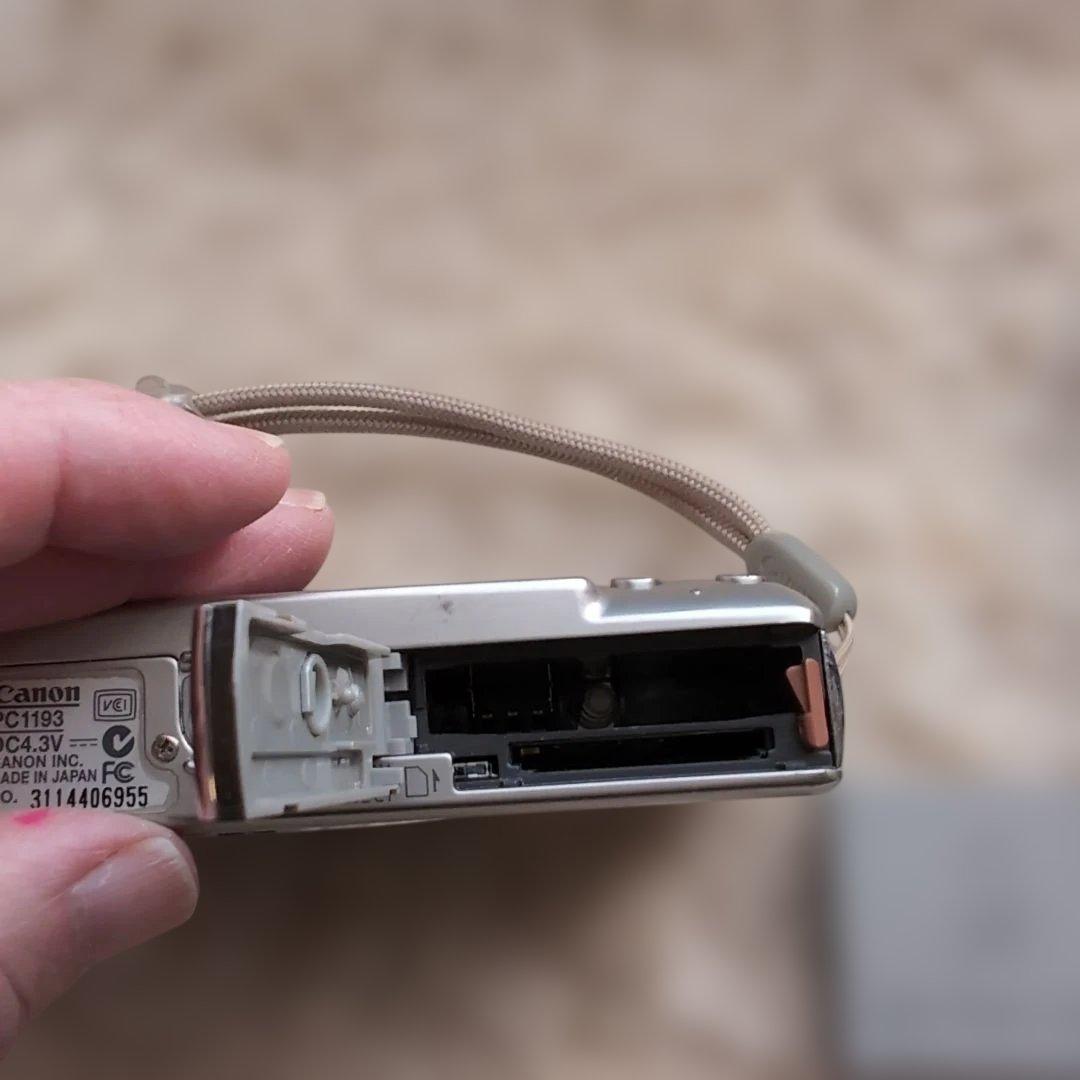 デジカメ　CANON IXY70 バッテリー、取説、充電器、SDカード