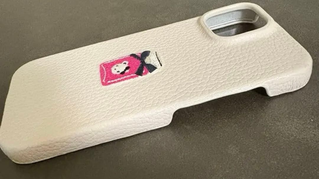 美品　ファミリア　スマホケース　iPhone15